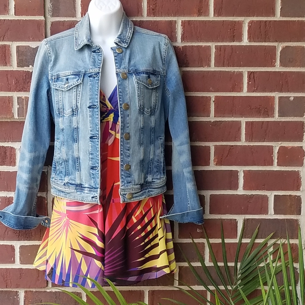 American eagle flattering Jean jacket